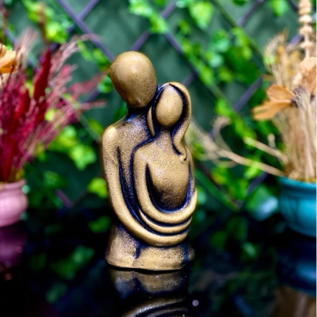 ESTATUETA CASAL ABRAÇADO MODERNO ELEGANTE DOURADO ENVELHECIDO LUXO DECORAÇÃO