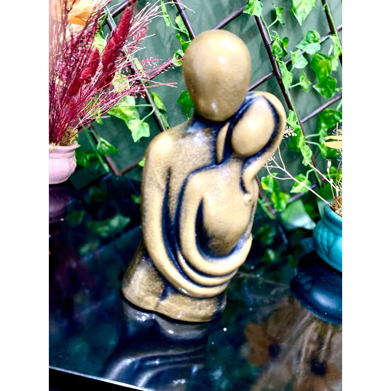 ESTATUETA CASAL ABRAÇADO MODERNO ELEGANTE DOURADO ENVELHECIDO LUXO DECORAÇÃO