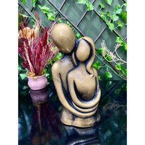 ESTATUETA CASAL ABRAÇADO MODERNO ELEGANTE DOURADO ENVELHECIDO LUXO DECORAÇÃO