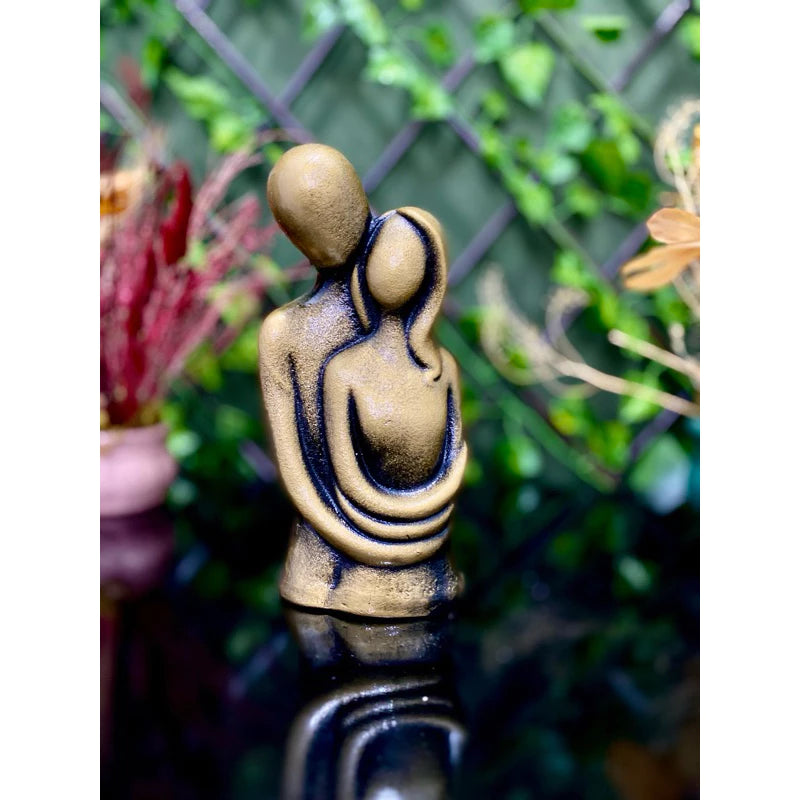 ESTATUETA CASAL ABRAÇADO MODERNO ELEGANTE DOURADO ENVELHECIDO LUXO DECORAÇÃO
