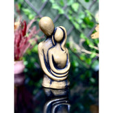 ESTATUETA CASAL ABRAÇADO MODERNO ELEGANTE DOURADO ENVELHECIDO LUXO DECORAÇÃO