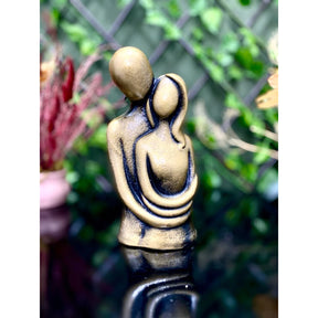 ESTATUETA CASAL ABRAÇADO MODERNO ELEGANTE DOURADO ENVELHECIDO LUXO DECORAÇÃO