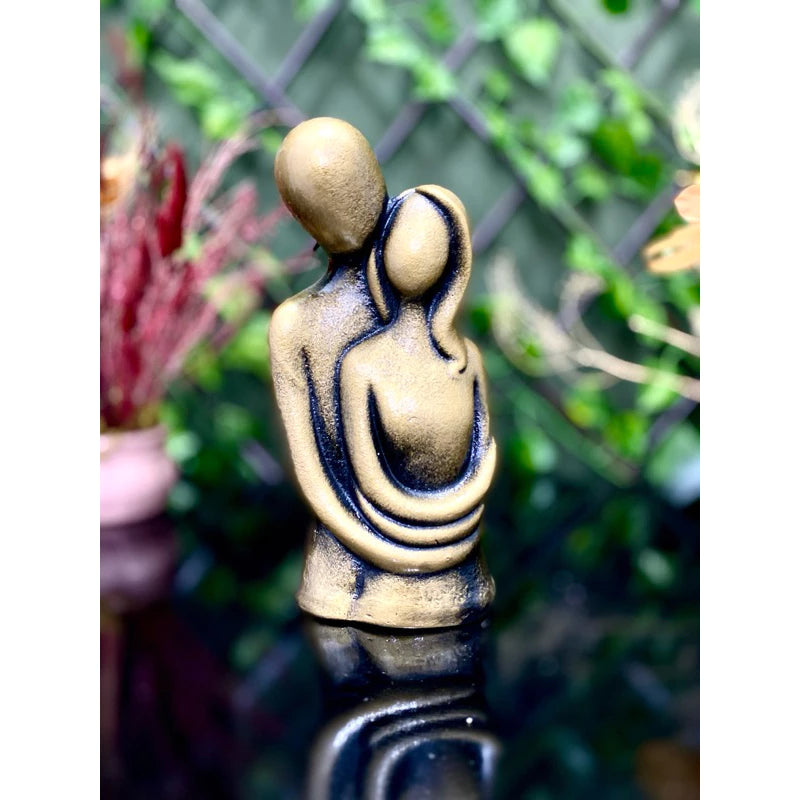 ESTATUETA CASAL ABRAÇADO MODERNO ELEGANTE DOURADO ENVELHECIDO LUXO DECORAÇÃO