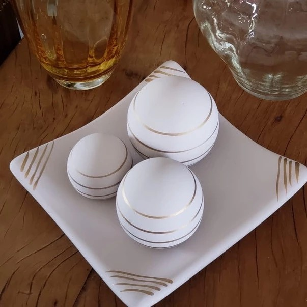 Centro Mesa de Cerâmica Decorativo com 3 Bolas de Enfeite - Fruteira, Barca e Garrafa